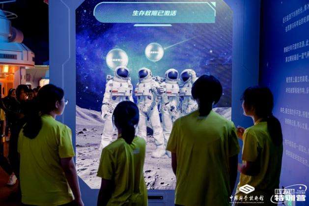 一群人站在台上演讲 AI 生成的内容可能不正确。