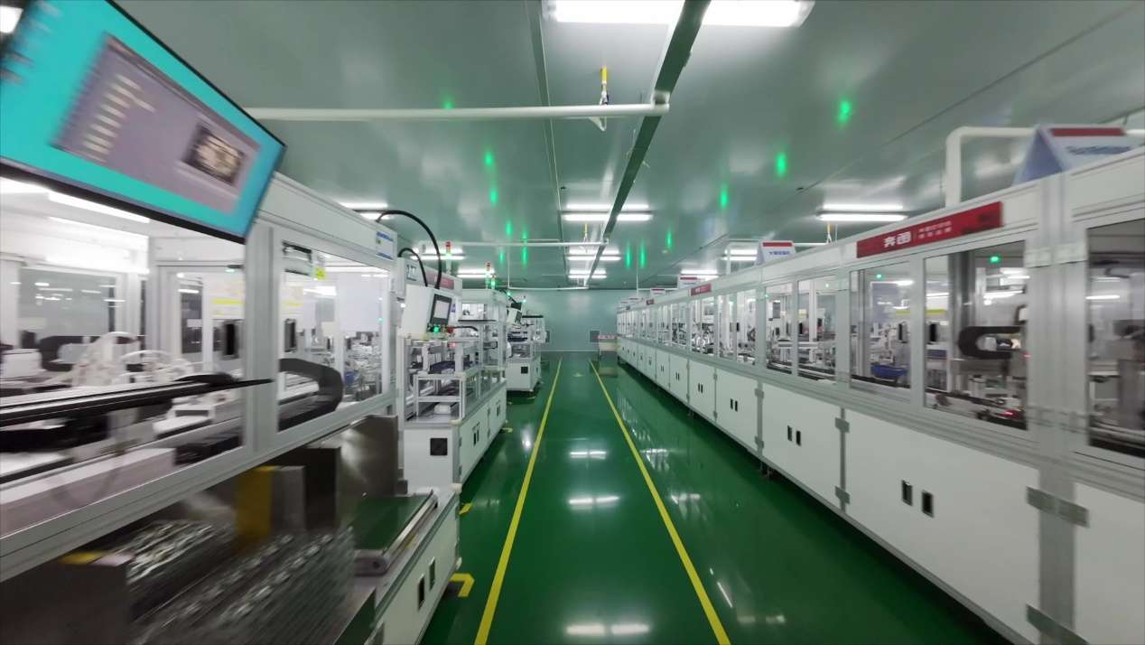 绿色的火车在站台旁行驶 AI 生成的内容可能不正确。