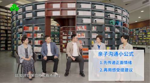一群人站在建筑的摆设布局 AI 生成的内容可能不正确。