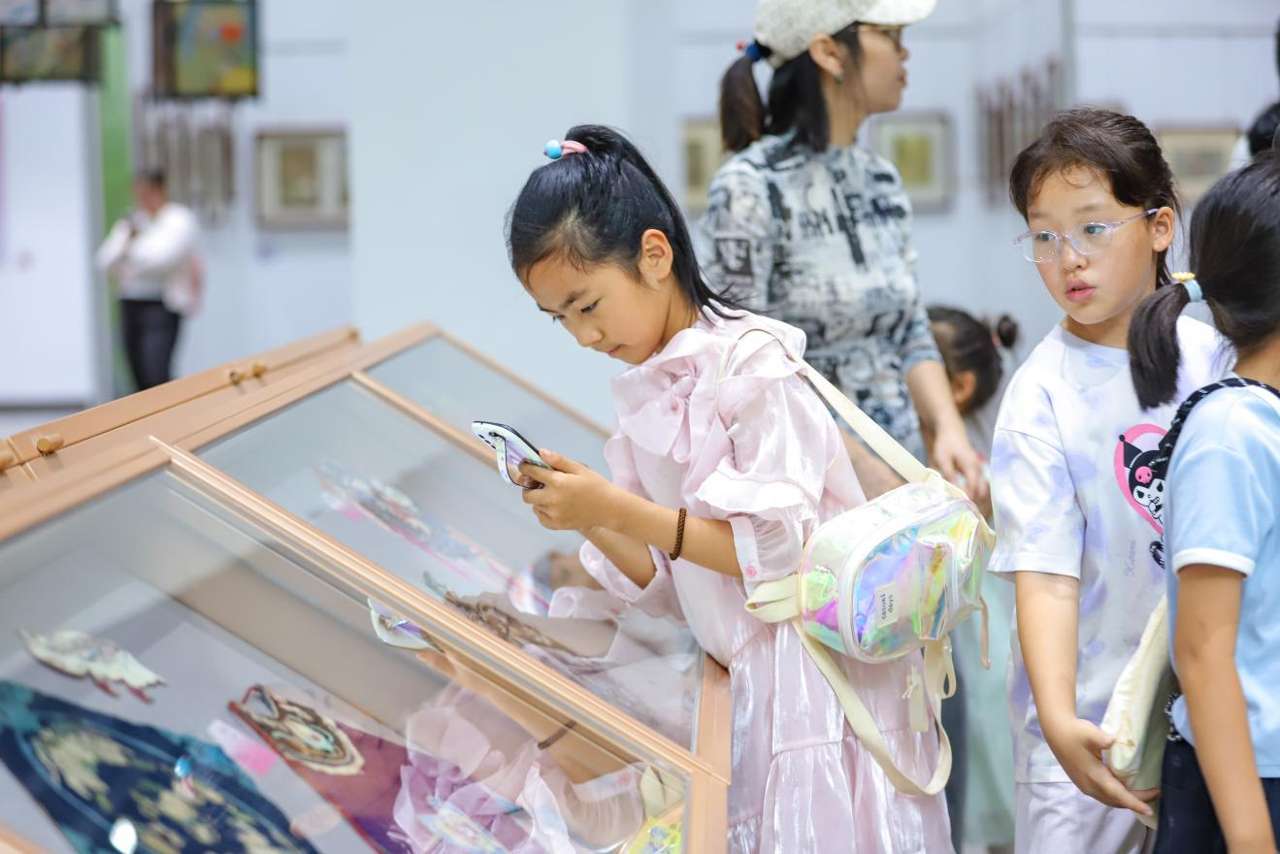 2026年7月2日，小朋友在山东省青岛市李沧区档案馆参观“美在胶东 物华遗珍”李沧区百年民俗藏品展。张鹰 摄 (15)