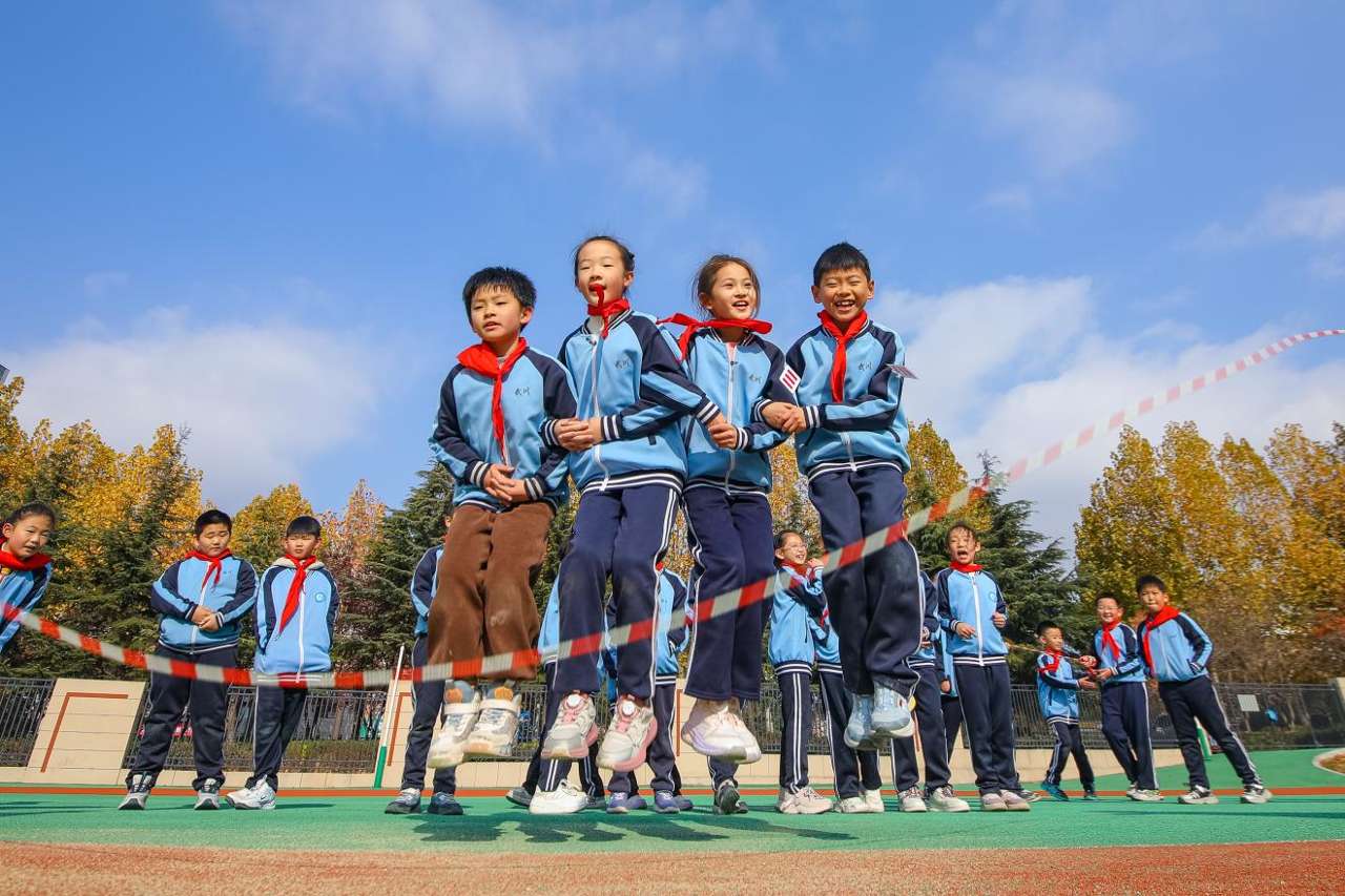 2025年11月25日，山东省青岛武川路小学学生在课间进行跳绳。张鹰 摄 (2)