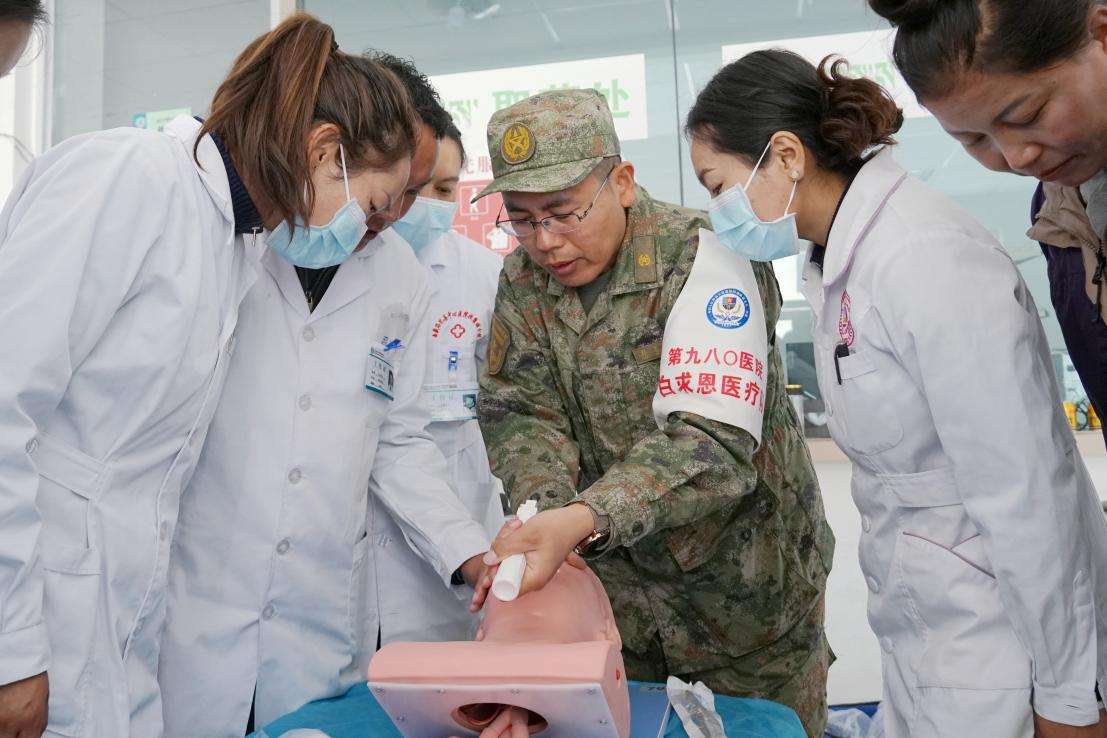 5.援藏医疗队队员、急诊科副主任医师范亚林带教当地医生