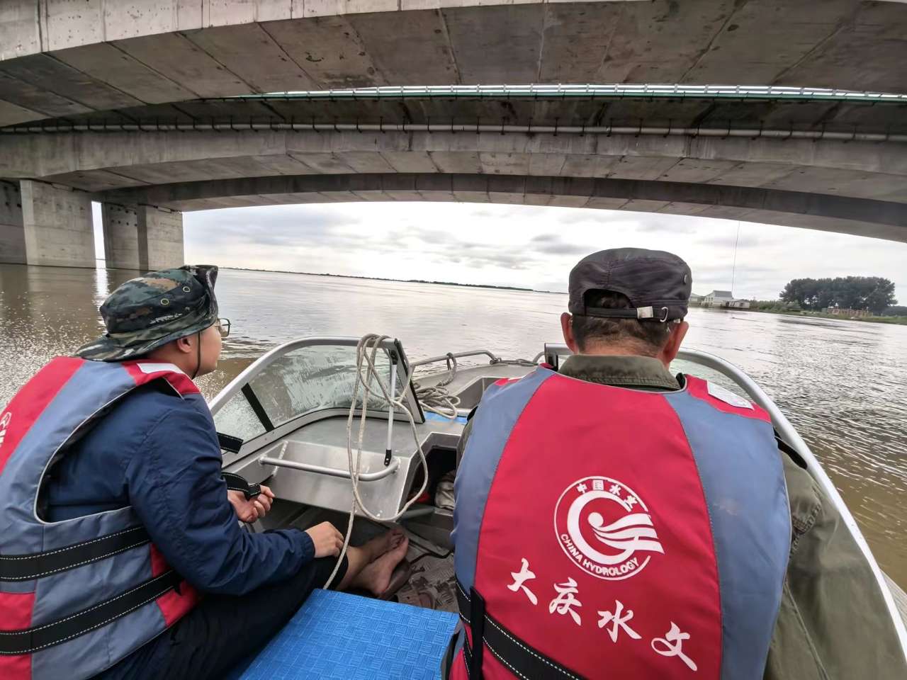 大应-肇源站冲锋舟测流中