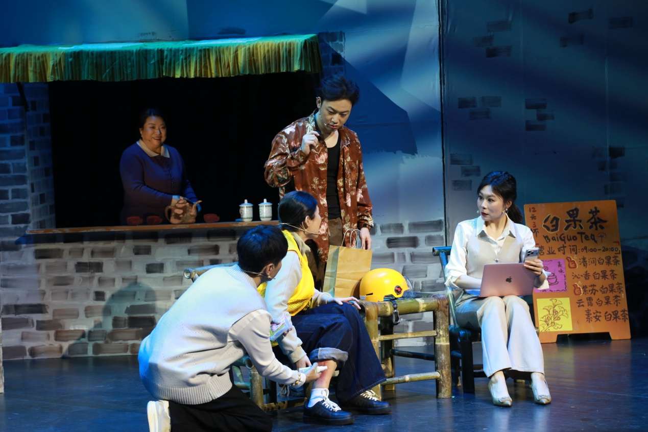 图片包含 人, 室内, 男人, 站 AI 生成的内容可能不正确。