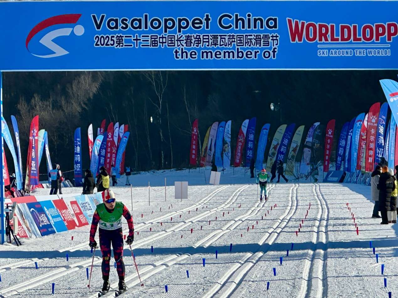 东谈主们在滑雪 中度信得过度形容已自动生成