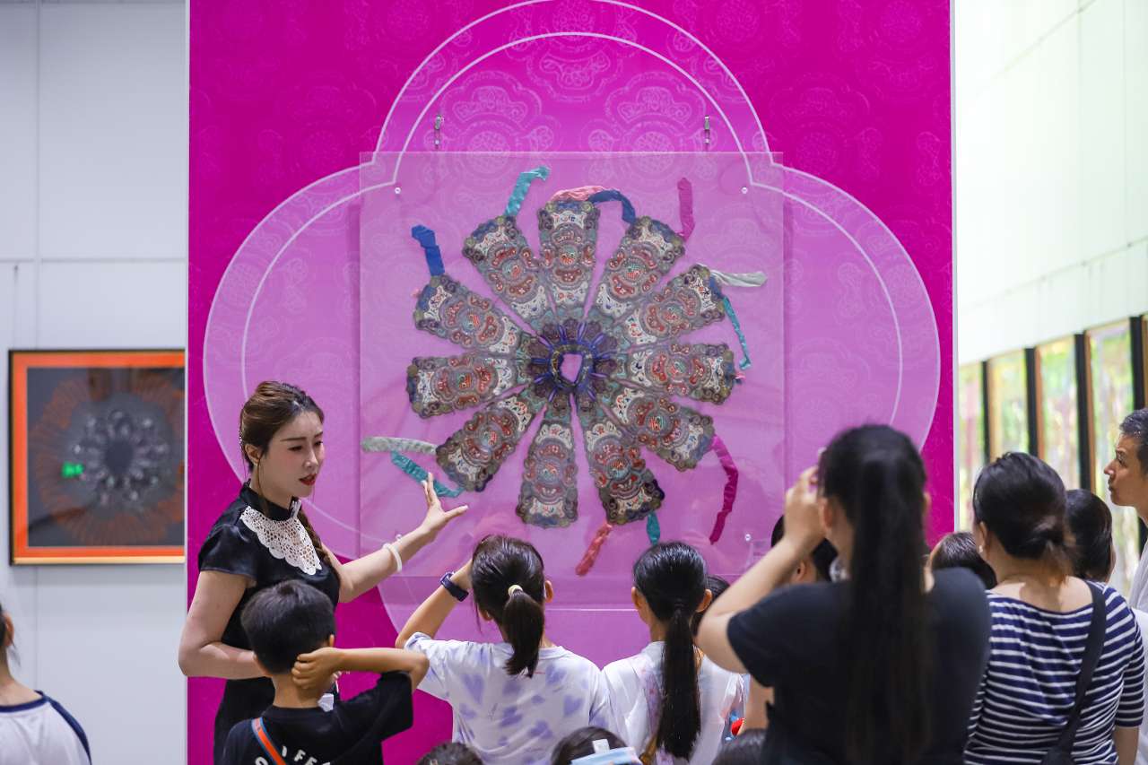 2026年7月2日如何克服贪婪，小朋友在山东省青岛市李沧区档案馆参观“美在胶东 物华遗珍”李沧区百年民俗藏品展。张鹰 摄 (14)