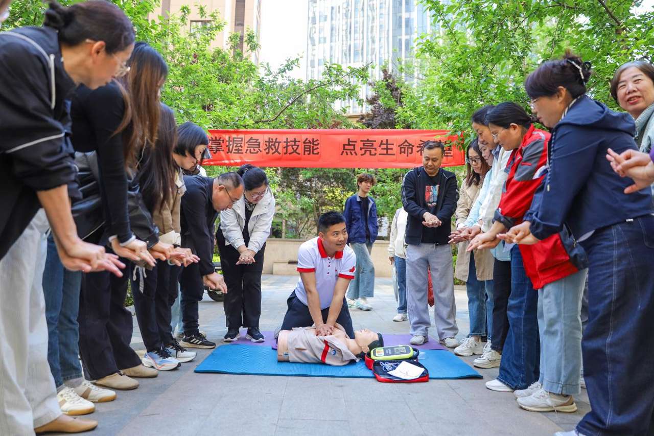 2026年5月8日，在山东省青岛市李沧区浮山路街谈金液泉路社区，红十字会讲师带领市民学习心肺复苏急救时间。张鹰 摄 (4)