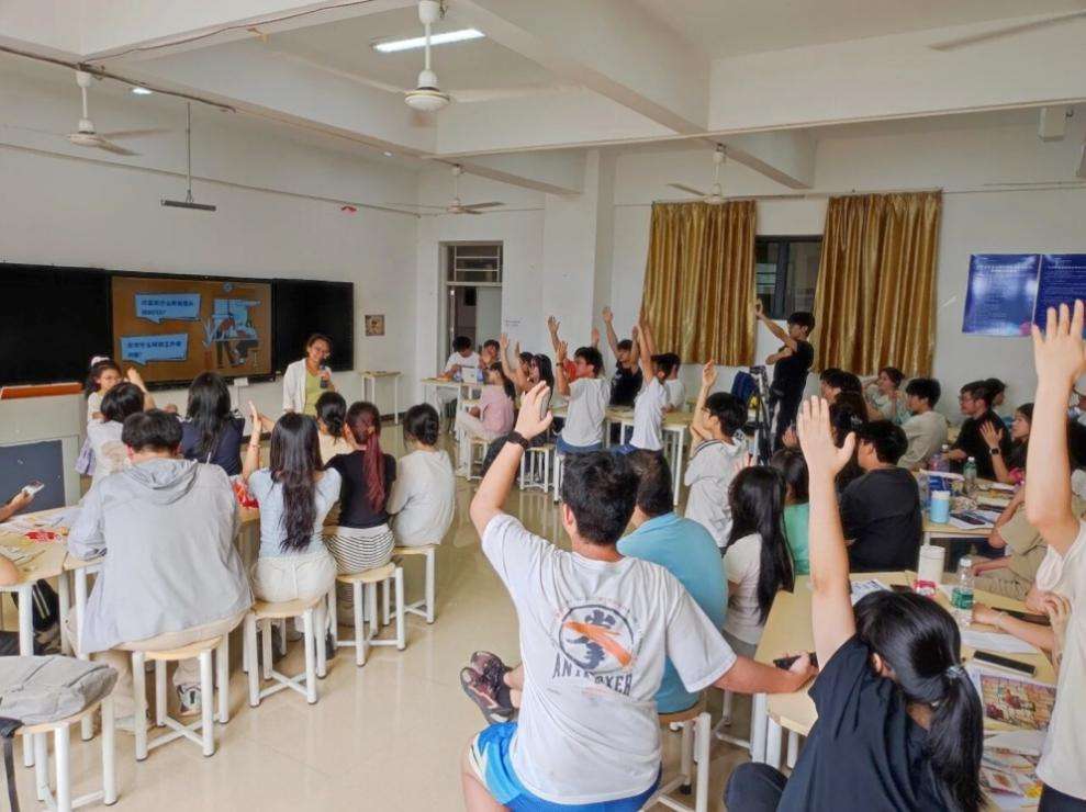 一群人在房间里 AI 生成的内容可能不正确。