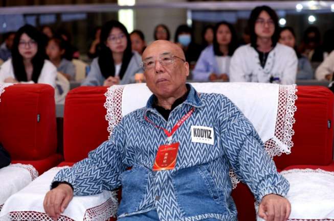 傅书华作主题发言