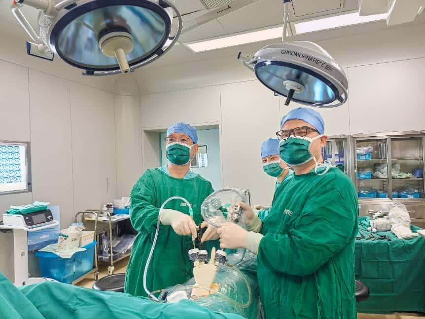 建立人工气胸后单孔胸腔镜下右上肺前段切除术