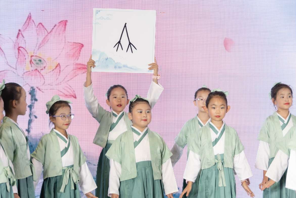 一群人站在一起 AI 生成的内容可能不正确。