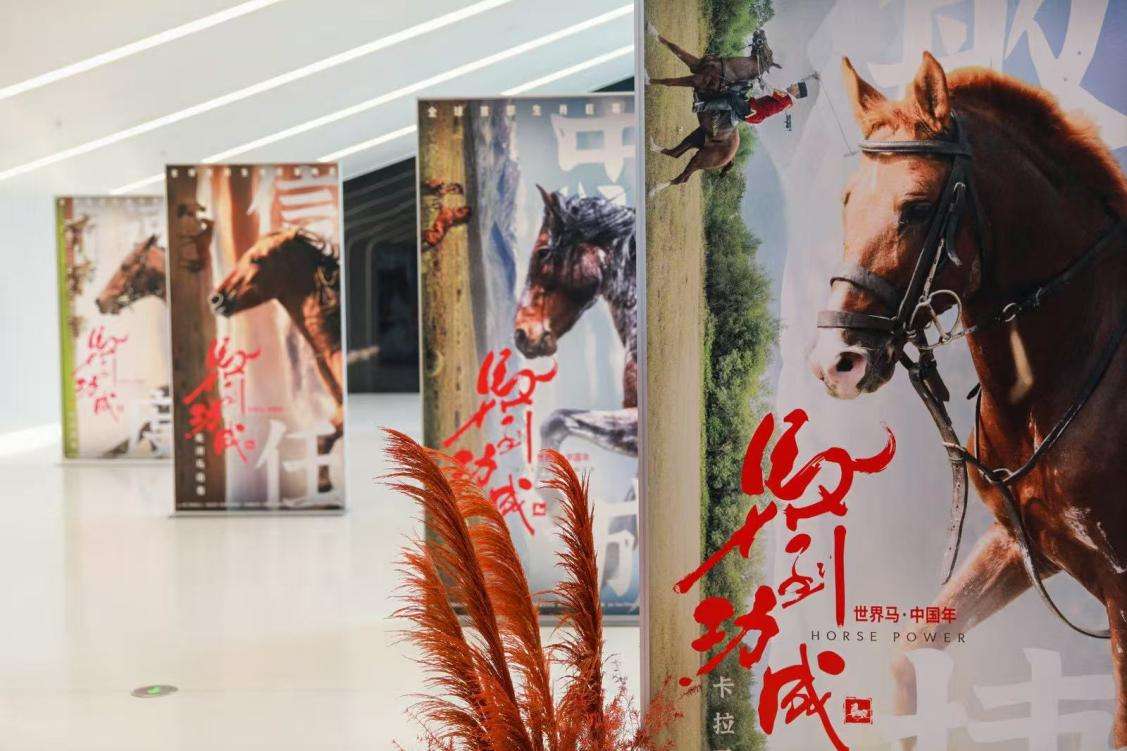 人骑着马的图画 AI 生成的内容可能不正确。