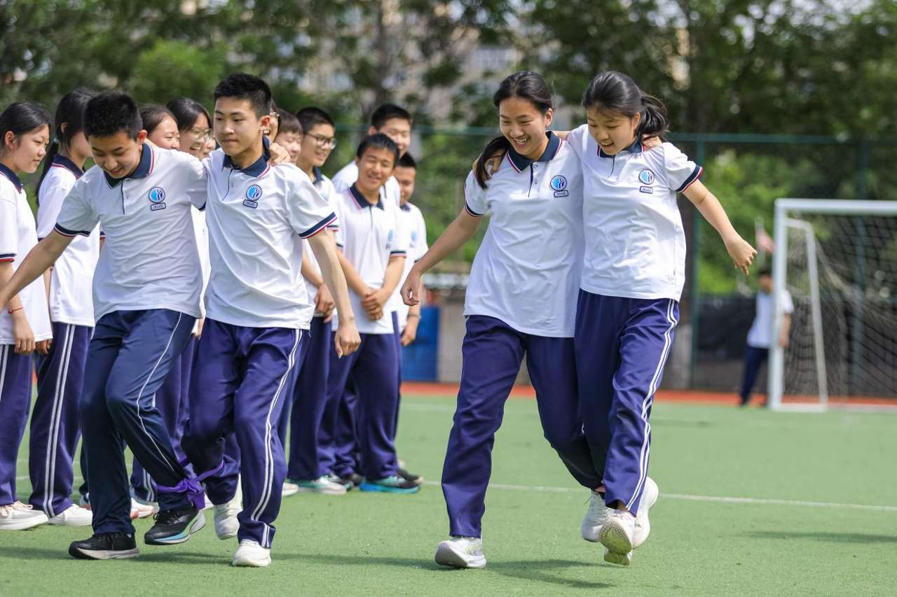 2026年5月26日，学生在山东省青岛第三十三中学开展的校园脸色减压活动中进行绑腿竞速游戏。张鹰 摄 (2)