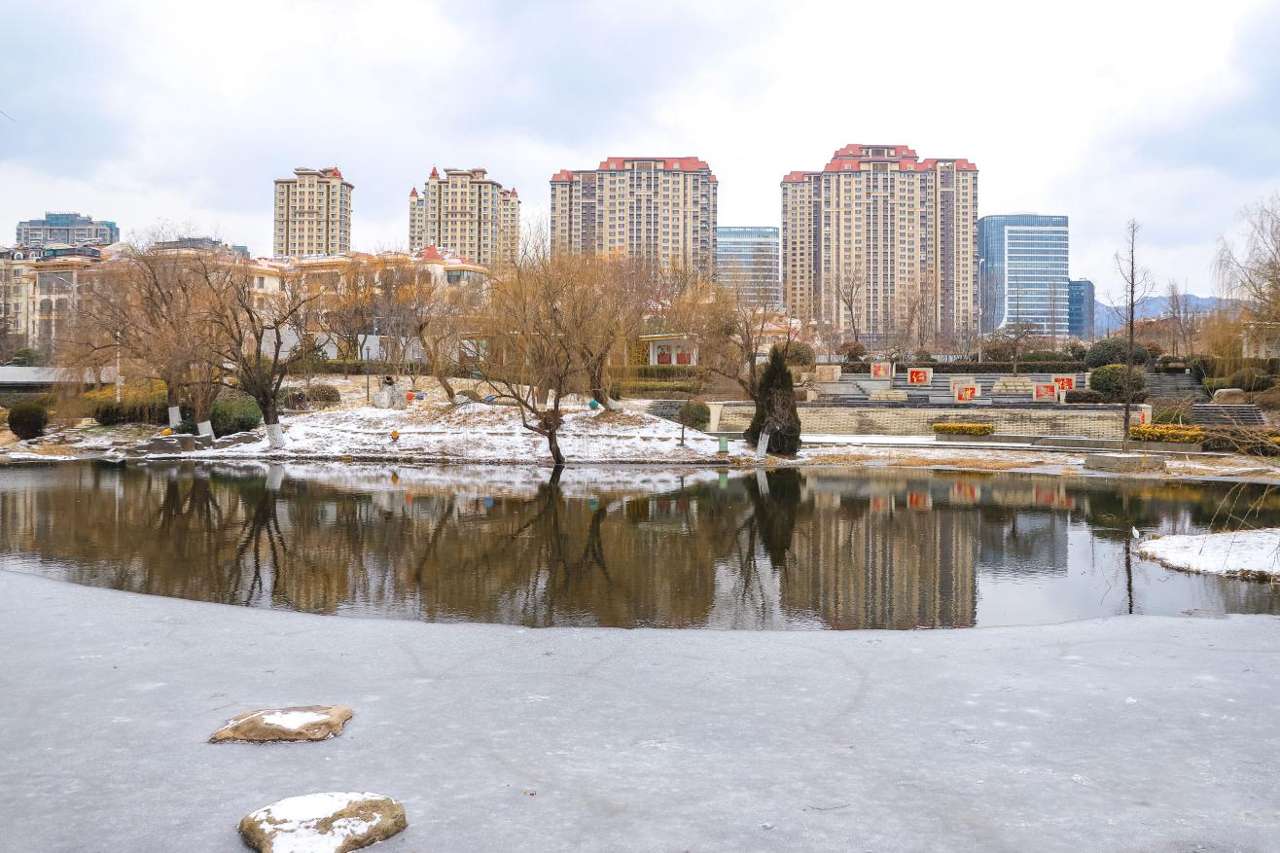 2026年1月19日，山东省青岛市李沧区李村河银装素裹，景色如画。张鹰 摄 (1)
