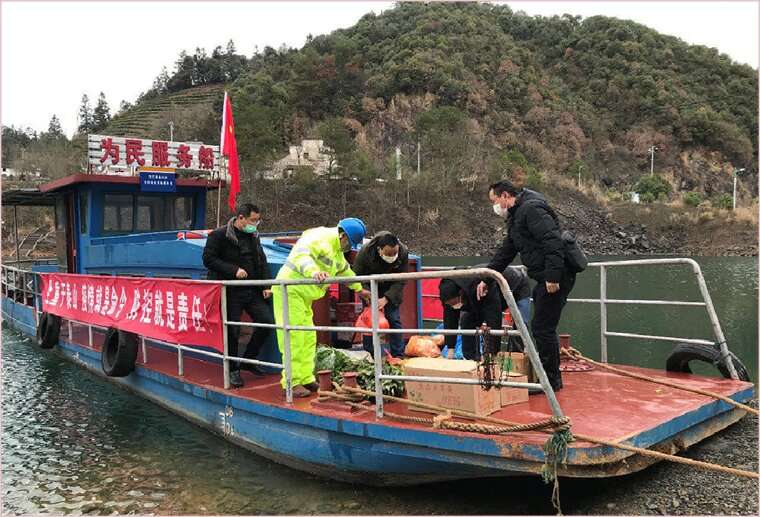 为民服务船运输着村民所需要的物资。黄山区委宣传部供图_proc