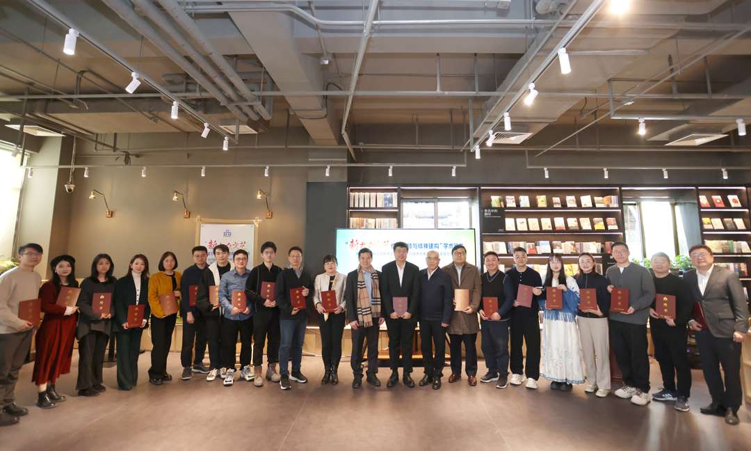 许多人站在室内 AI 生成的内容可能不正确。