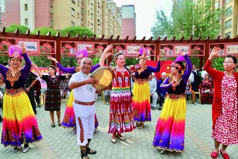 兵团第十二师三坪农场各族员工群众跳起跳舞《祝贺故国亚克西》。