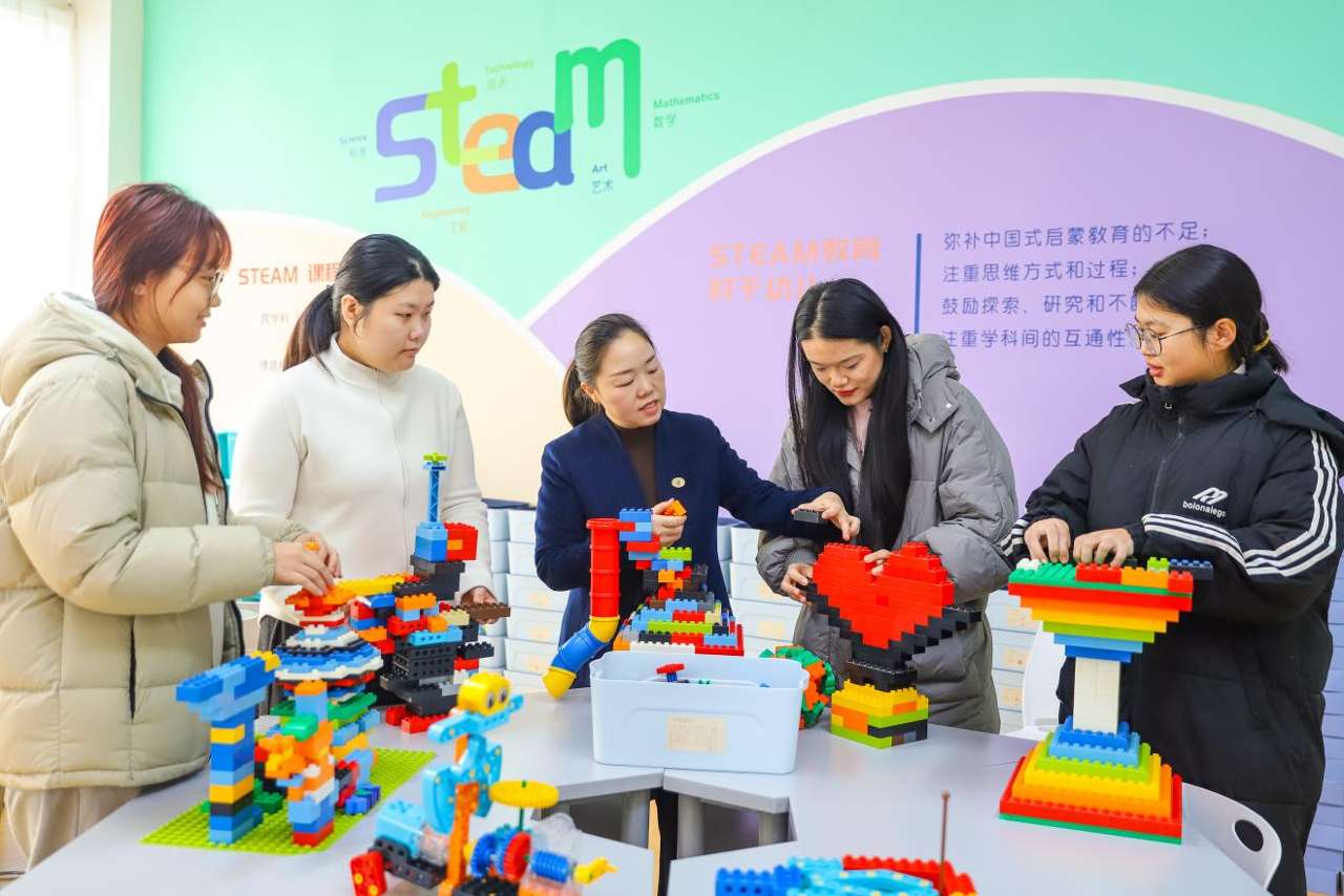 2025年12月24日，在山东青岛恒星科技学院未来教育学院实践教学基地，老师指导学生学习创造力建构。张鹰 摄