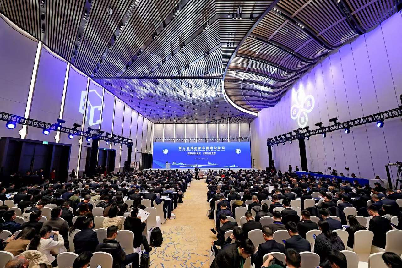 人们在看台上的人群 AI 生成的内容可能不正确。