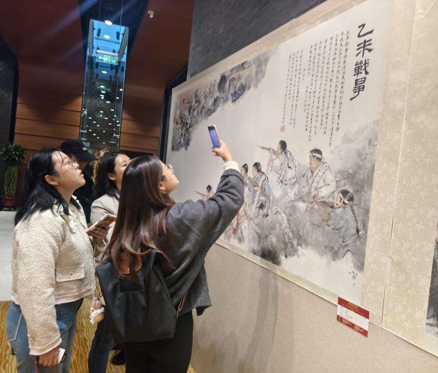 观众在参观欧阳鲲的作品《乙未战争》。