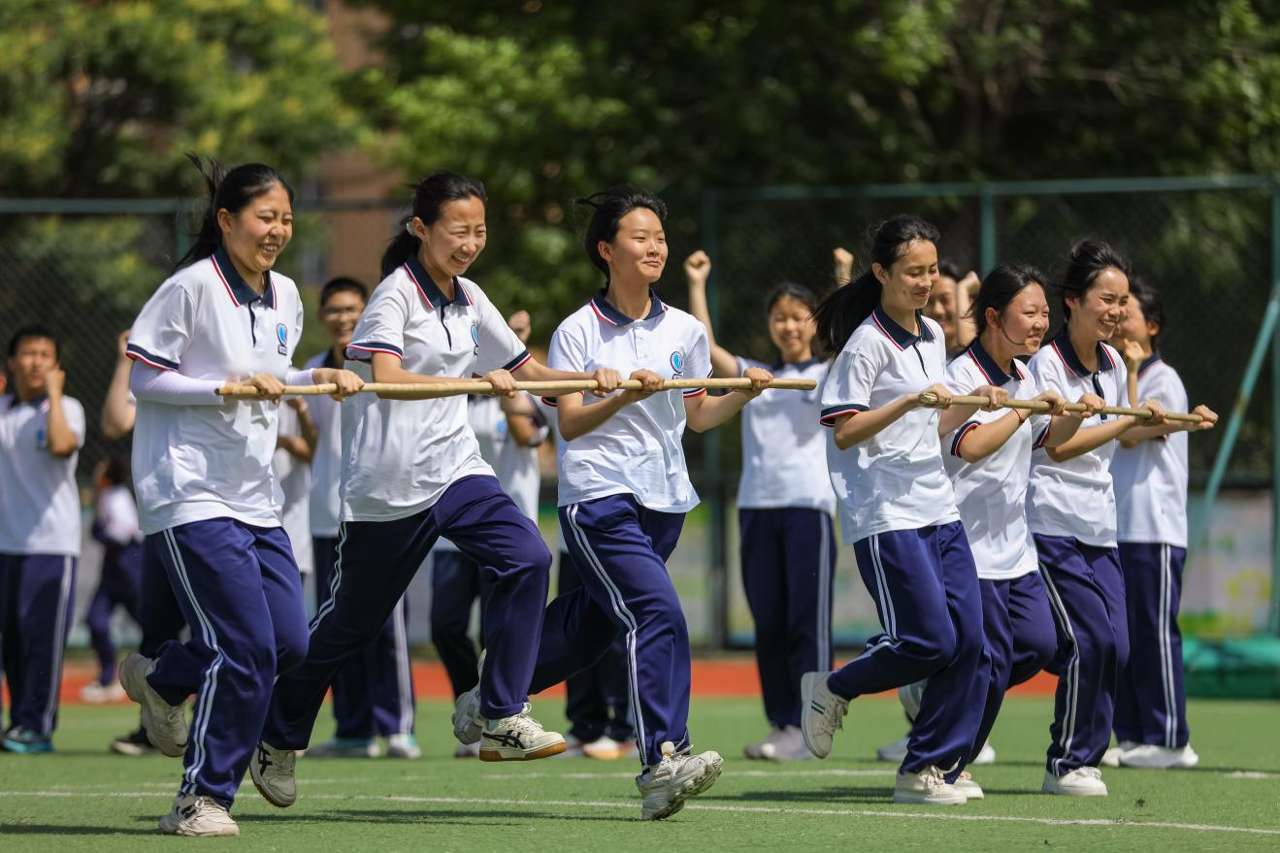 2026年5月26日，学生在山东省青岛第三十三中学开展的校园脸色减压活动中进行推杆跑游戏。张鹰 摄 (2)
