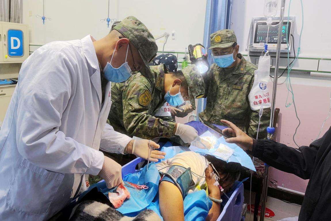 4.援藏医疗队在有限条件下救治患者