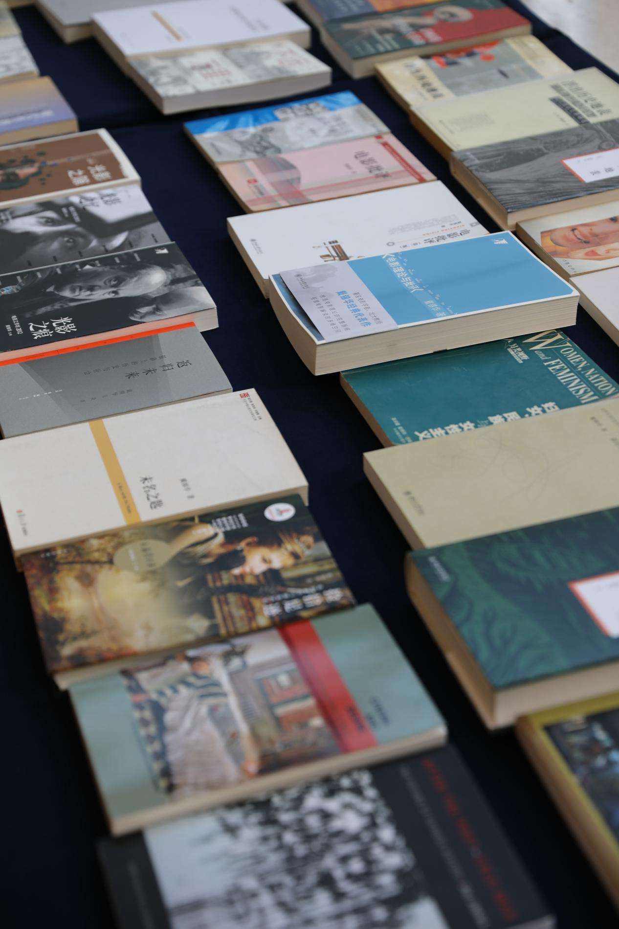 研讨会现场展示的戴锦华教授及其学生的部分著作