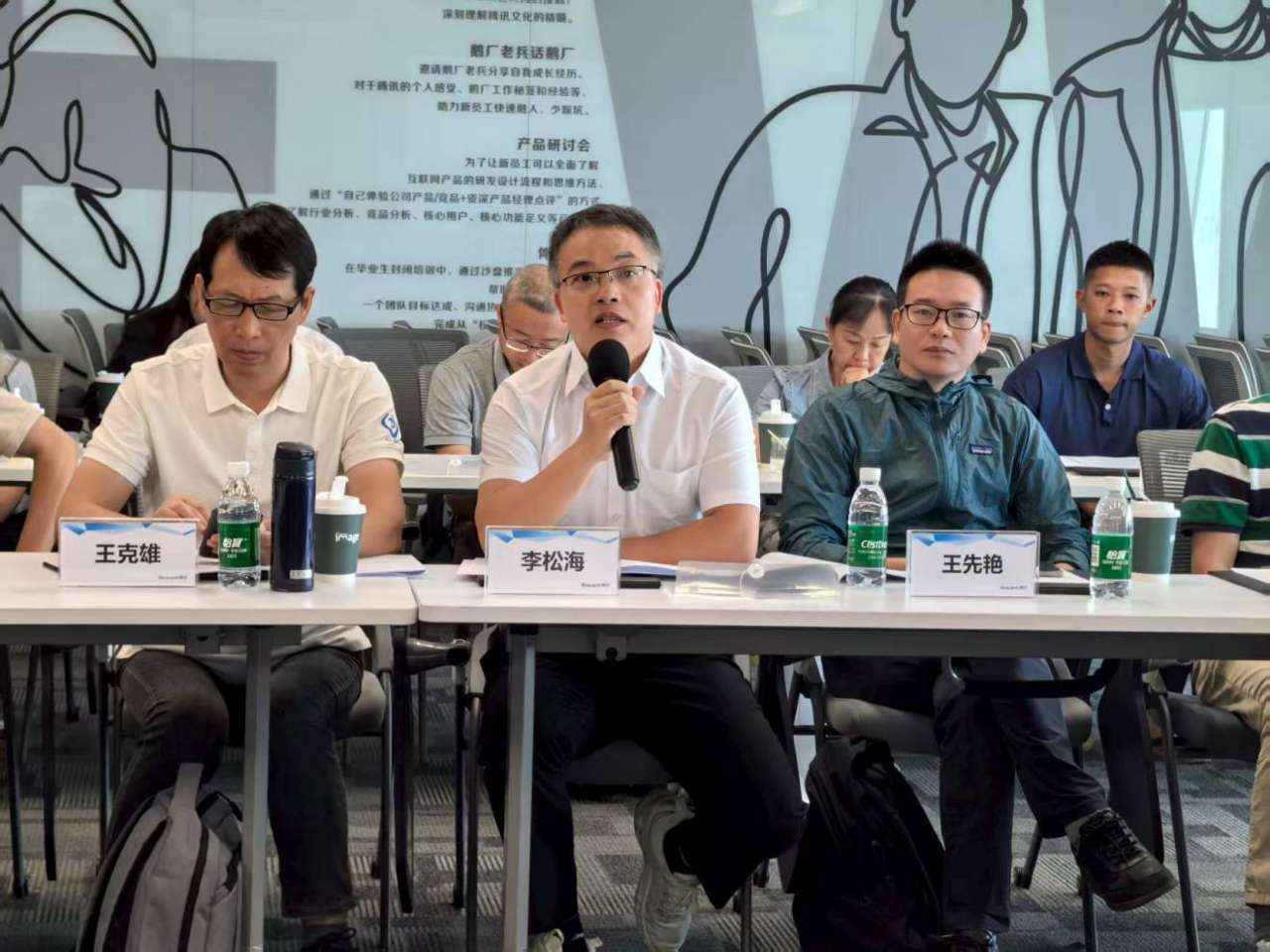 一群人坐在桌子前 AI 生成的内容可能不正确。