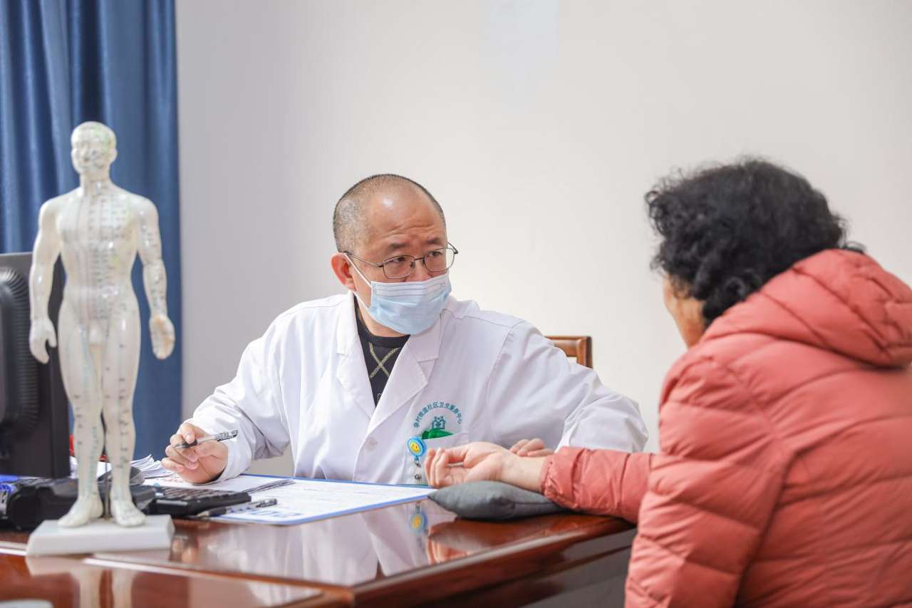 2026年3月16日，山东省青岛市李沧区李村街谈社区卫生处事中心国医馆中医科大夫为就诊民众脉诊。张鹰 摄