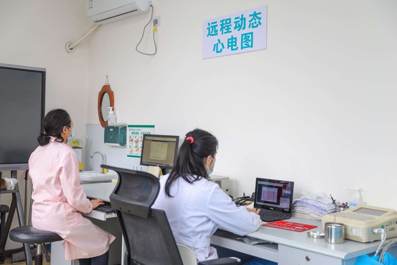 2026年3月16日，在山东省青岛市李沧区李村街谈社区卫生处事中心，照应向青岛大学附庸病院上传患者动态心电图数据。张鹰 摄