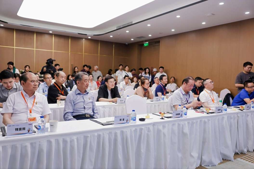 图片包含 室内, 天花板, 人, 桌子 AI 生成的内容可能不正确。