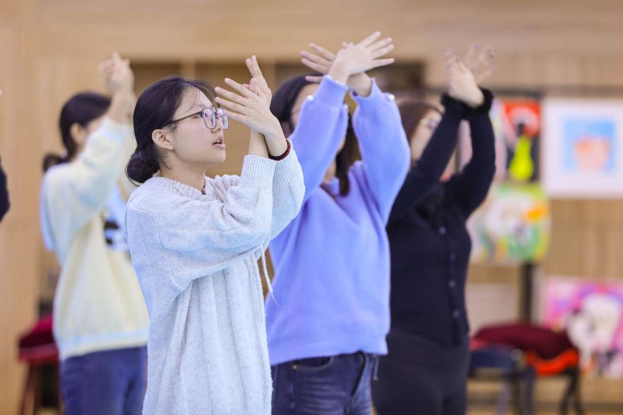 2025年12月24日，在山东青岛恒星科技学院未来教育学院实践教学基地，学生在学习声乐表演。张鹰 摄