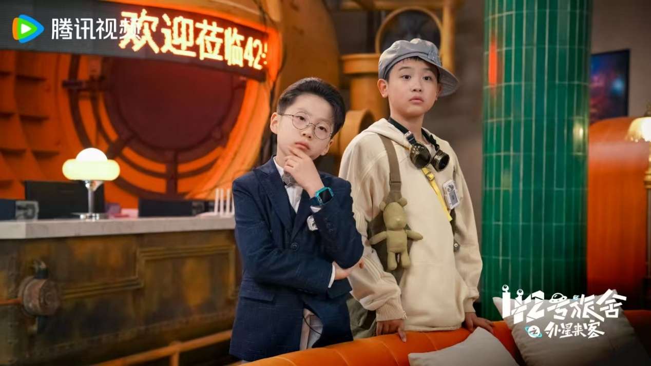 图片包含 室内, 站, 男人, 桌子 描述已自动生成