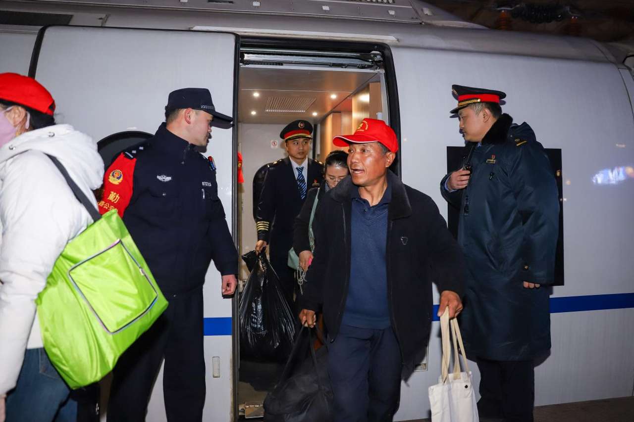 2026年2月25日晚，来自甘肃省的务工东谈主员乘坐G2096次高铁列车抵达山东青岛北站。张鹰 摄